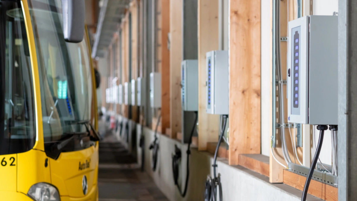 Elektrobus der Autobus AG Liestal und Ladestationen von IWB