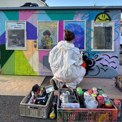 Lernende verzieren IWB Verteilkästen mit Graffitis