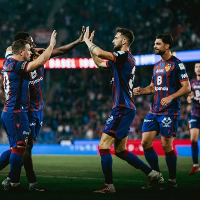 FCB-Spieler jubeln gemeinsam nach einem gewonnenen Spiel.