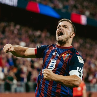 Xherdan Shaqiri jubelt im FCB-Shirt mit IWB-Logo auf dem Ärmel
