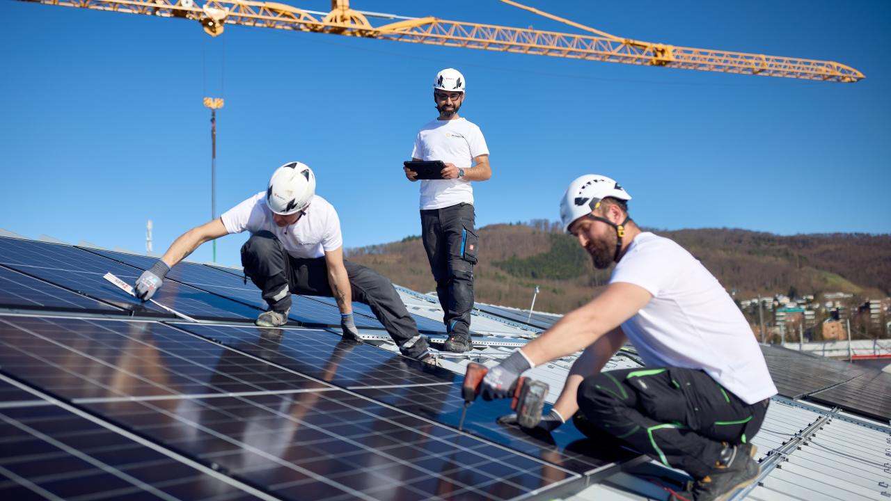 Planeco Solarmonteure bei der Installation auf dem Dach