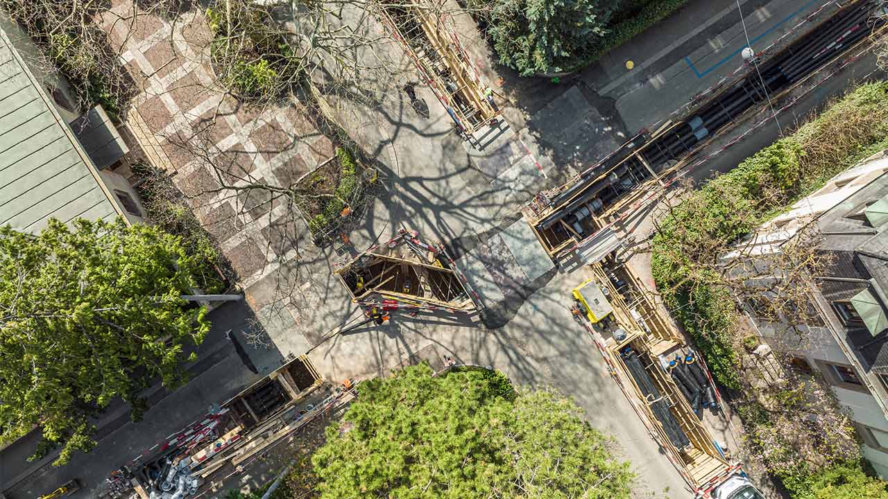 Fernwärmeleitungen im Rennweg im offenen Graben aus der Vogelperspektive
