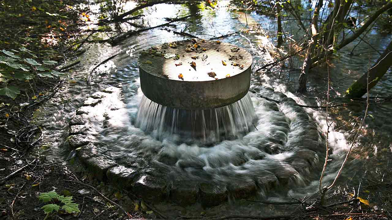 Wasser sprudelt aus Wasserpilz in den Lange Erlen