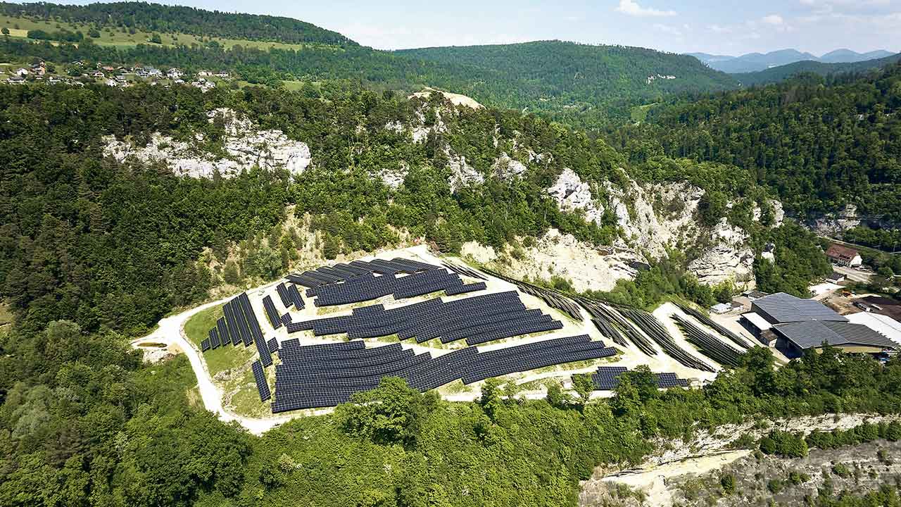 Die PV-Anlage in Liesberg von oben präsentiert sich wie ein grosser Schildkrötenpanzer.