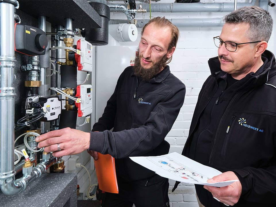 Christophe Wagner zeigt die installierte Heizung