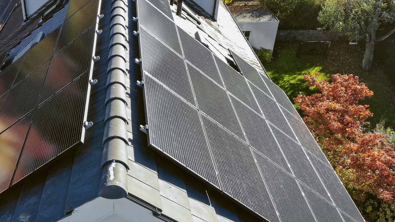 Solarpanels auf einem Dach. Alle Fakten zur Reinigung von Solarpanels.