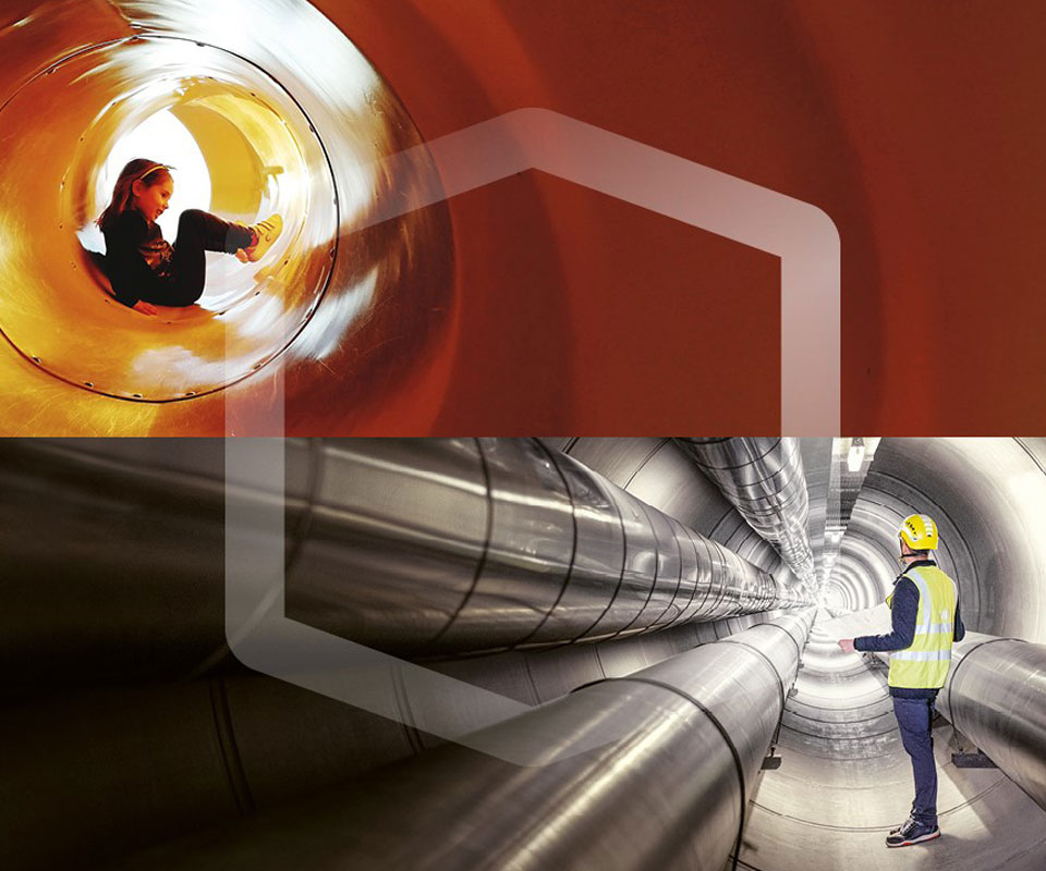 Mädchen sitzt in der Röhre einer Rutschbahn, Mann stehen in einem Leitungstunnel.