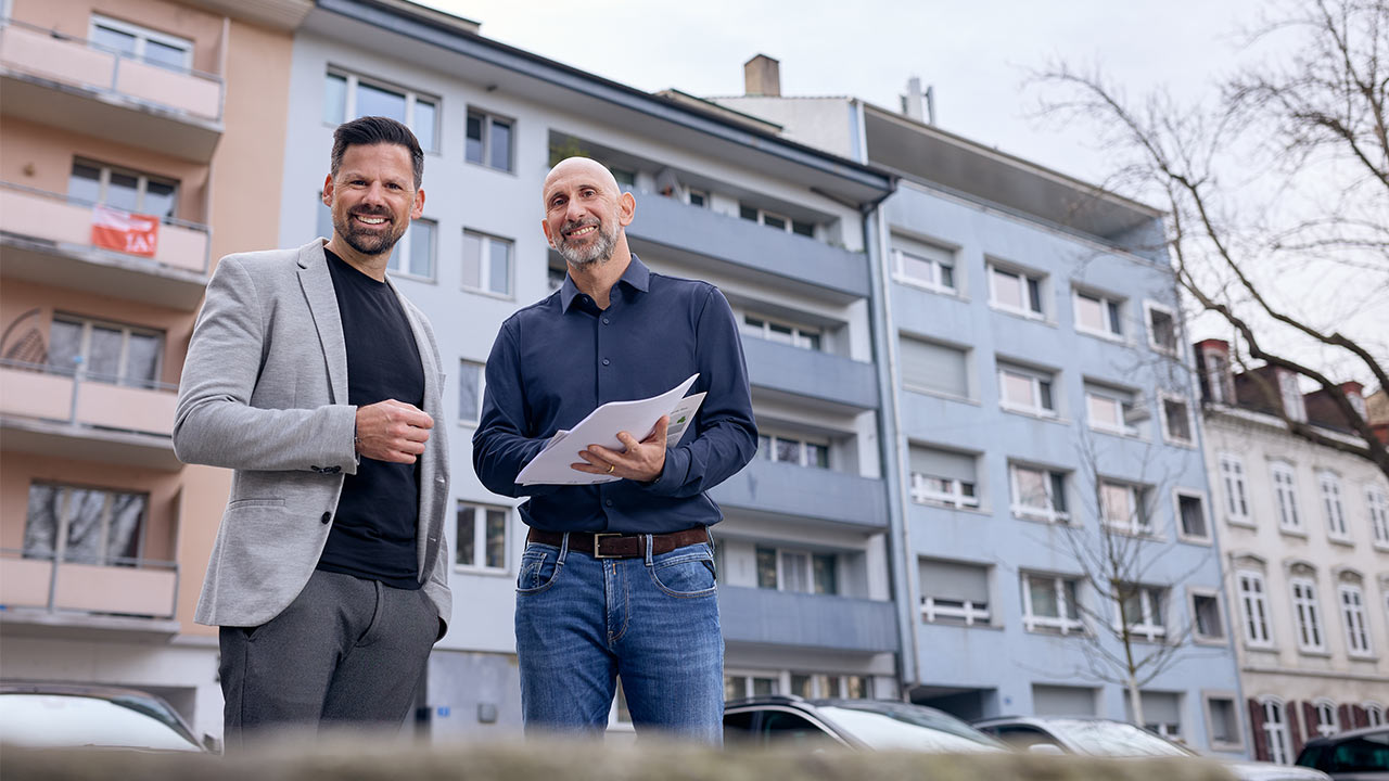 Felix Stöckli (Liwa Immobilien) und Serafino De Luca (IWB) stehen vor der Liegenschaft am Claragraben 35