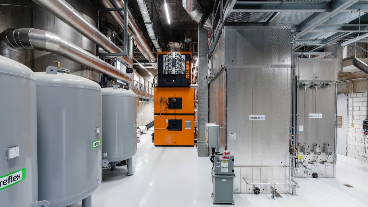 IWB baut und betreibt verschiedene Wärmeverbünde in der Schweiz, um Gemeinden und Quartiere mit klimafreundlicher Wärme zu versorgen. Diese Verbünde nutzen erneuerbare Energiequellen wie regionale Holzhackschnitzel oder Grundwasser-Wärmepumpen und bieten eine komfortable, wirtschaftliche Alternative zu fossilen Heizsystemen. Beispiele sind die Wärmeverbünde in Reinach, Frick und Olten/Trimbach, die auf lokale Bedürfnisse abgestimmt sind und zur Reduktion von CO₂-Emissionen beitragen.