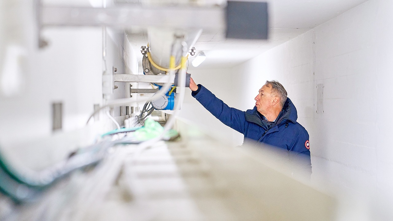 Thomas Meier kontrolliert die Anlage im Wasserreservoir
