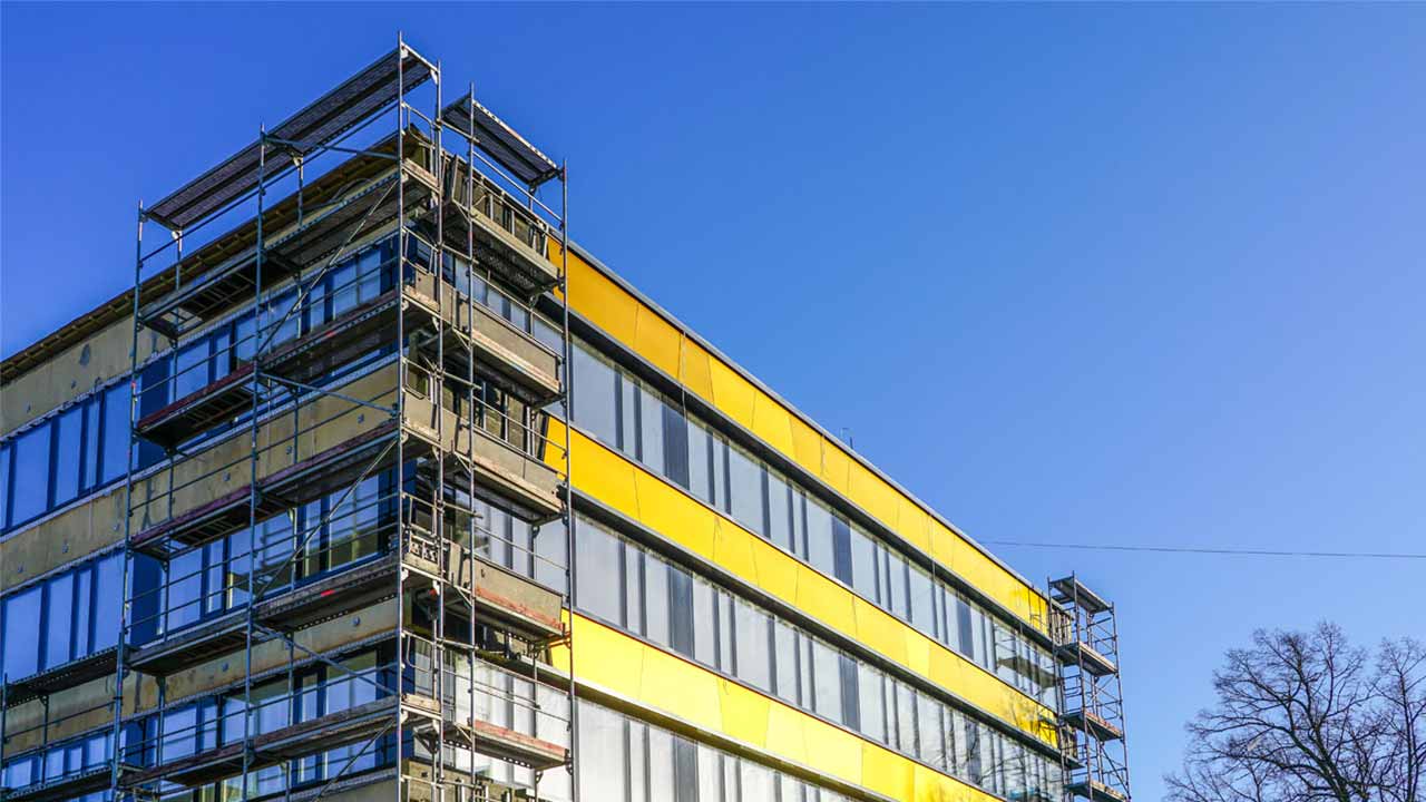 Ein Gebäude mit Gerüst