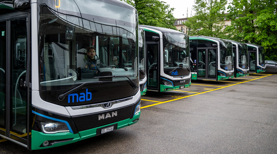 In der Schicht warten immer voll geladene Busse auf den Wechsel.