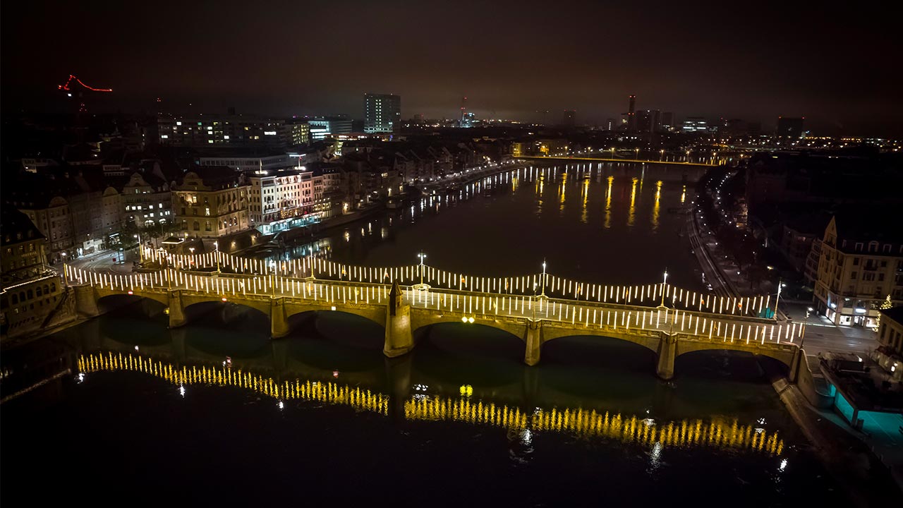Mittlere Brücke mit Weihnachtsbeleuchtung bei Nacht