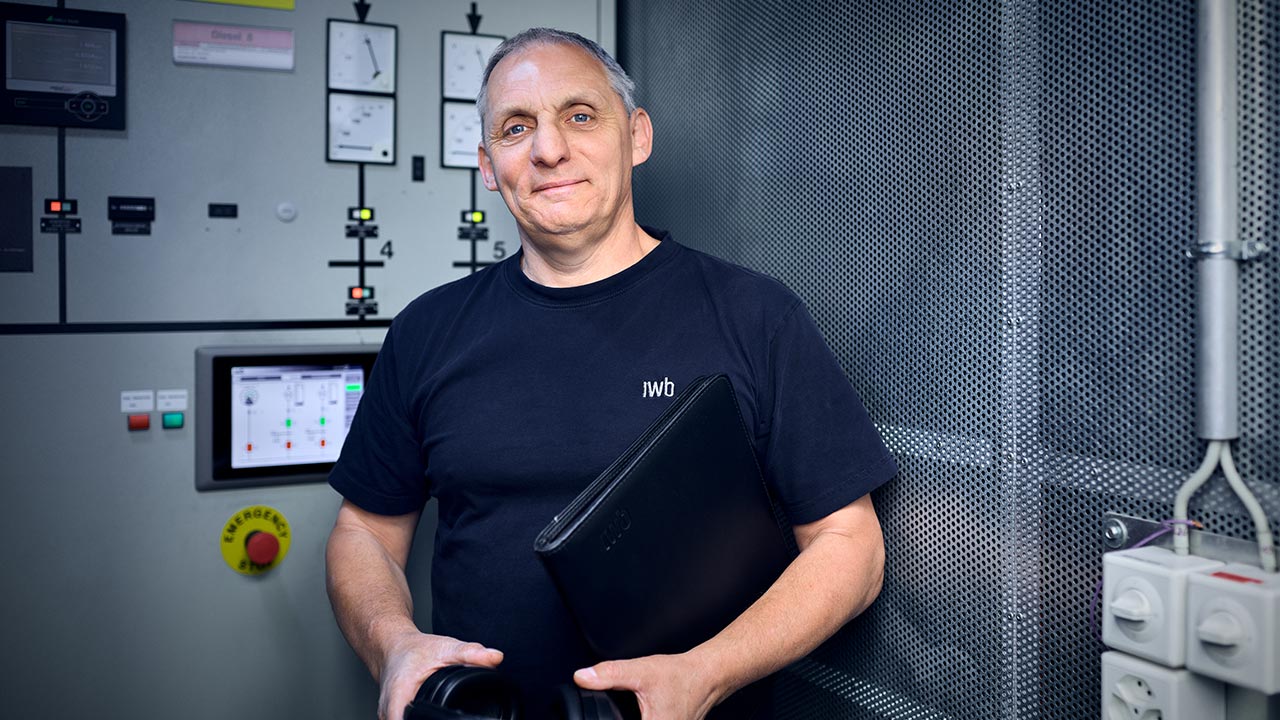 Pascal Wolf an der Schaltzentrale der Datacenter Notstromgruppe