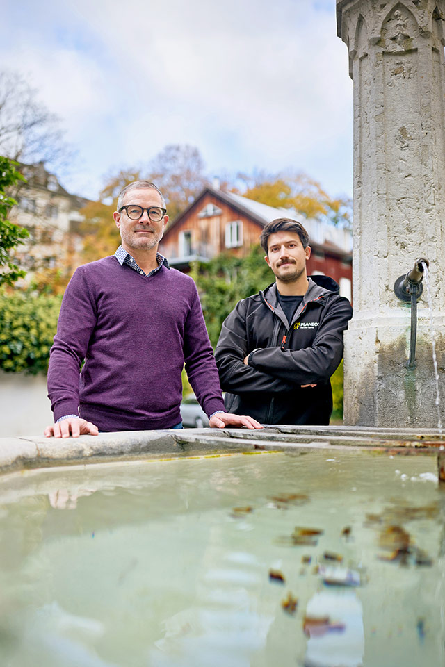 Tullio Papa von Planeco und David Alder vor seinem Mehrfamilienhaus im St. Albantal