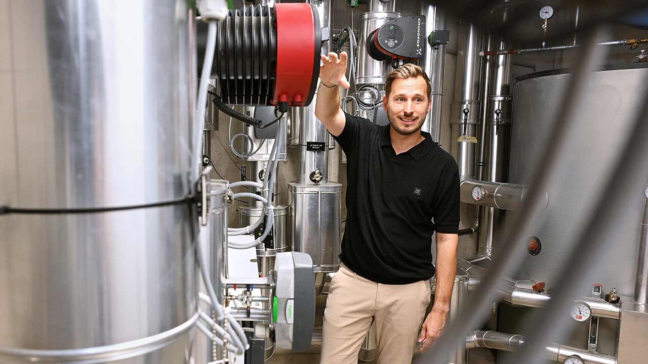 Patrick Ulmann steht bei der Wärmepumpe des Tierheims an der Birs