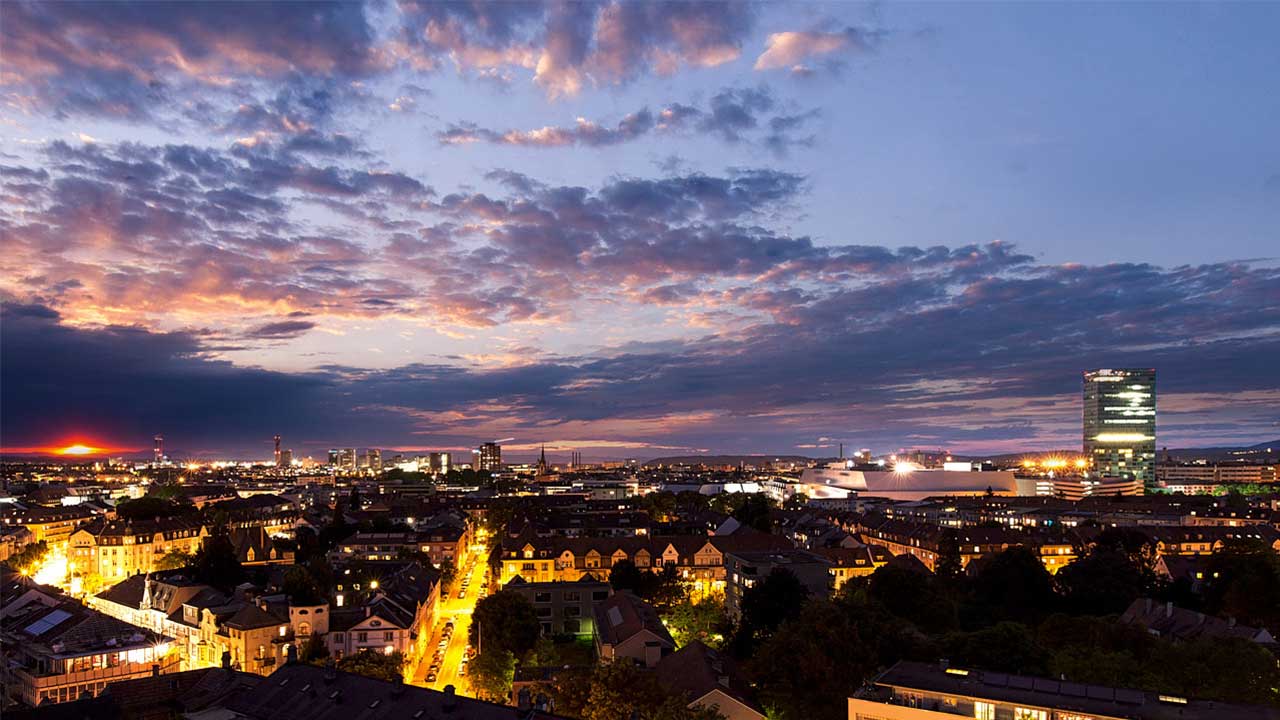 Luftaufnahme der Basler Innenstadt bei Nacht