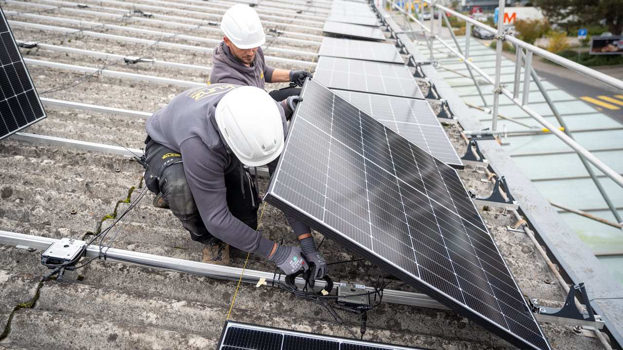 Mitarbeitende von Kunz Solartech realisieren eine Photovoltaikanlage