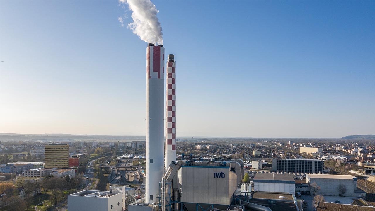 Wasserdampf kommt aus dem Kamin der Basler Kehrichtverwertungsanlage