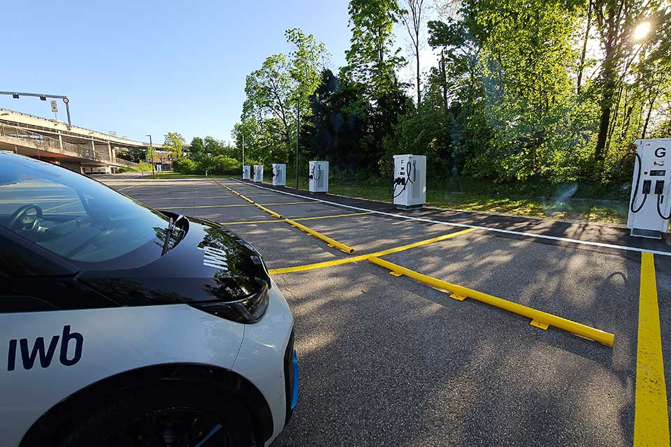 IWB Ladestationen für Elektroautos auf einem Aussenparkplatz
