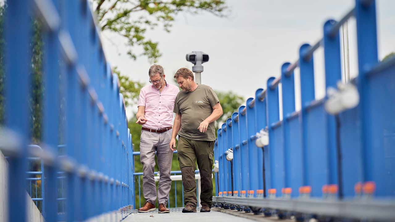 Dietmar Küther (links) und Daniel Zopfi schauen sich rund ein Jahr nach der Eröffnung nochmals auf der Anlage um. Beide betonen die Wichtigkeit des Bauwerks für die Fischpopulation.