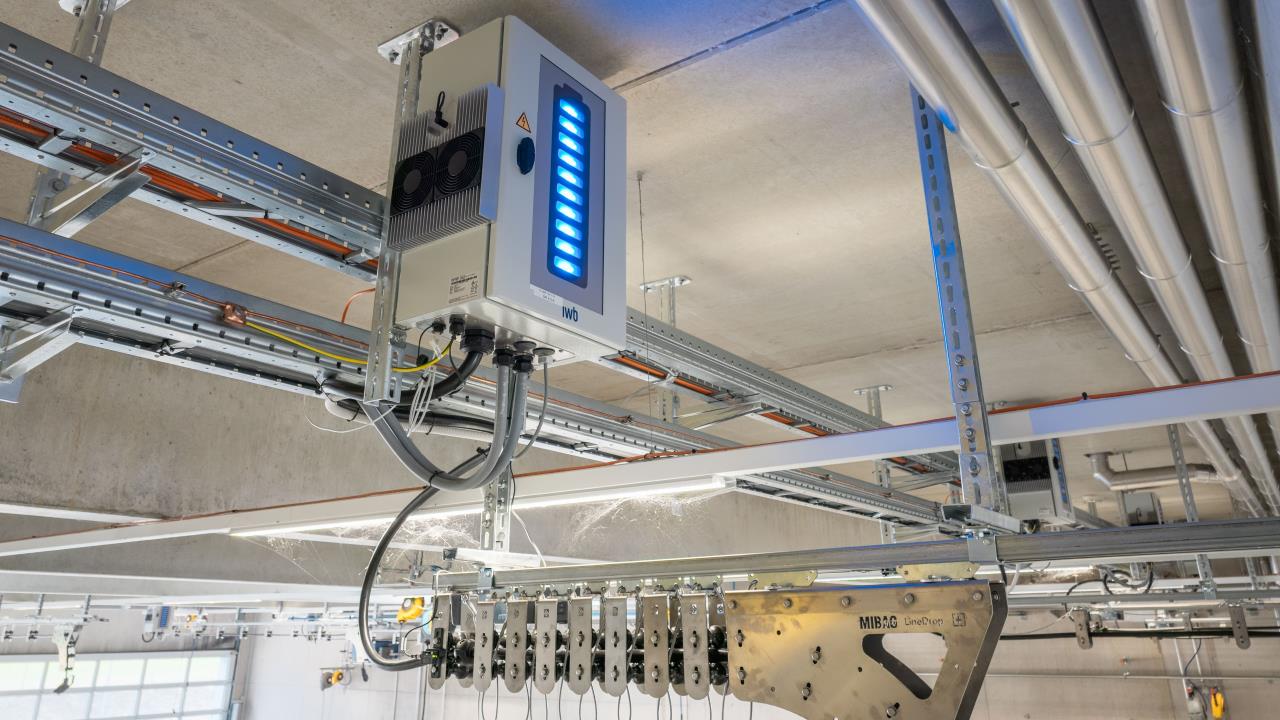 Die Ladestationen der neuen Ladeinfrastruktur der Busbetreibe Olten Gösgen Gäu (BOGG) sind an der Decke angebracht.