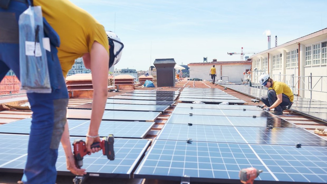 Im Frühling wurden hier noch Solarmodule verbaut und angeschlossen. Mittlerweile ist die Anlage in Betrieb.