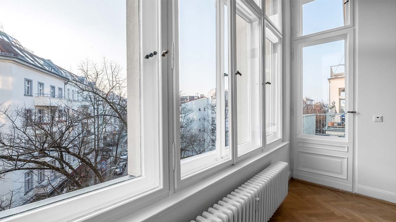Ausblick aus Altbauwohnung mit Heizung unter dem Fenster