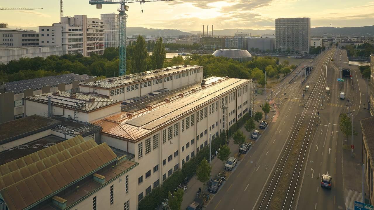 Auf dem denkmalgeschützten Unterwerk Volta in Basel produziert neu eine Photovoltaikanlage Solarstrom. Das zeigt: Historisches Stadtbild und moderne Energietechnik lassen sich verbinden.