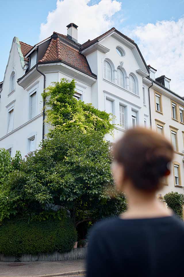 Friederike meinhardt blickt auf ein Geäbude an der Rütimeyerstrasse