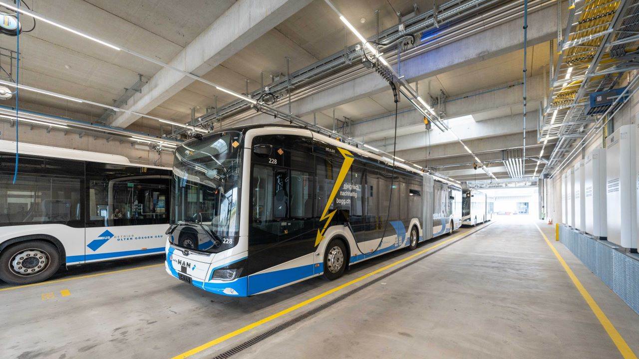 IWB, Industrielle Werke Basel, baut die Ladeinfrastruktur für den Ausbau der Elektromobilität der Busbe-triebe Olten Gösgen Gäu (BOGG). Ein wichtiger Schritt zur CO2-Reduktion beim öffentlichen Verkehr in der Region Olten. 