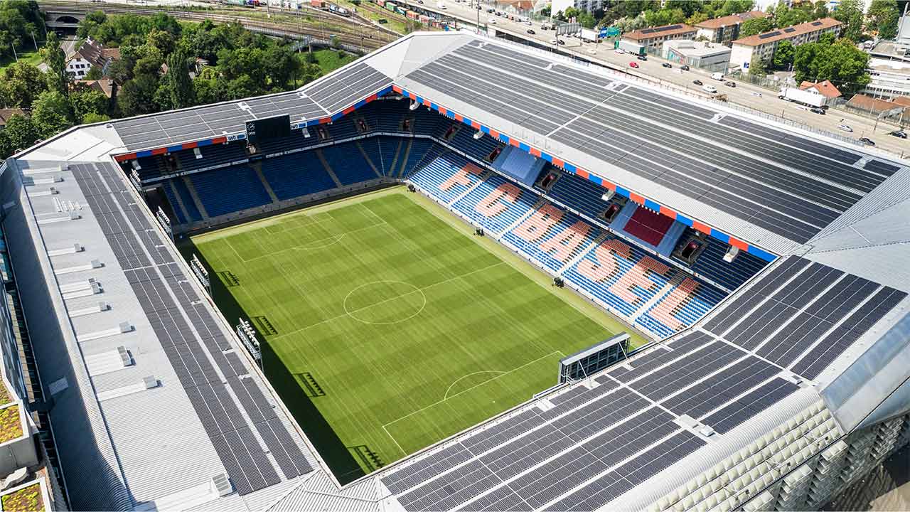 Photovoltaikanlage auf dem Stadion St. Jakob-Park von oben