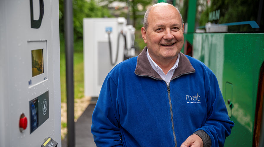 Die Margarethenbus AG erhält von IWB Ladeinfrastruktur mit Schnellladern. Damit kann sie in Rekordzeit auf emissionsarme E-Busse umstellen.
