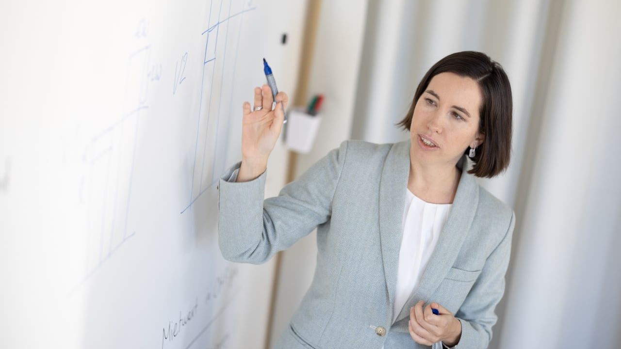 Porträt von Julia Selberherr vor Whiteboard