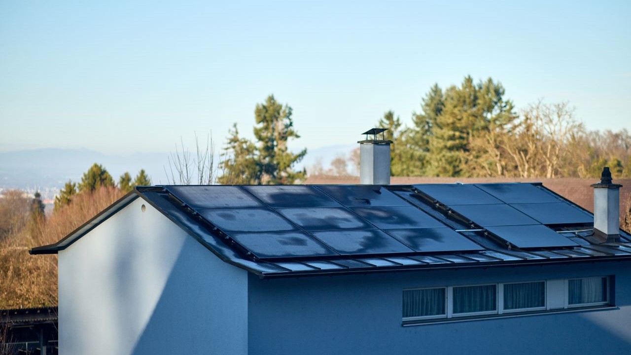 Photovoltaikanlage auf dem Einfamilienhaus von Herrn Geiger in Morgenfrost umhüllt.