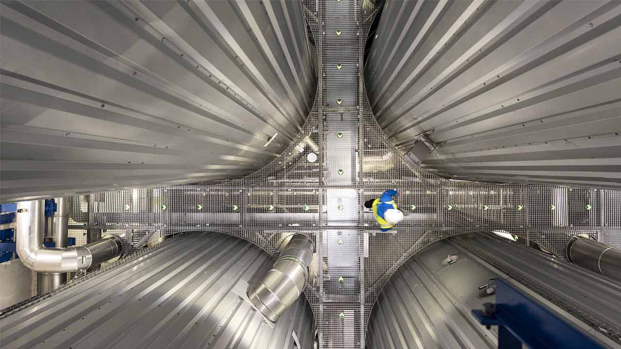 Mann läuft über Gerüst im Wärmespeicher Dolder