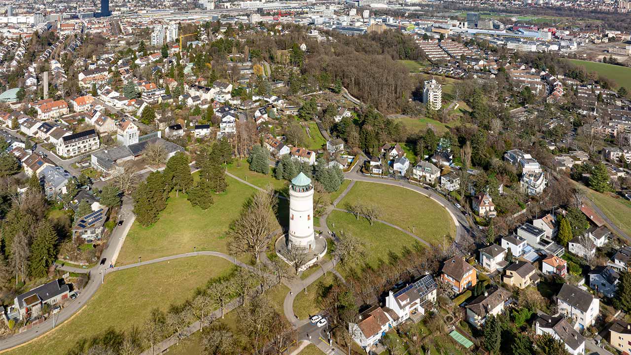 Wasserturm auf dem Bruderholz mit Blick auf die Stadt Basel