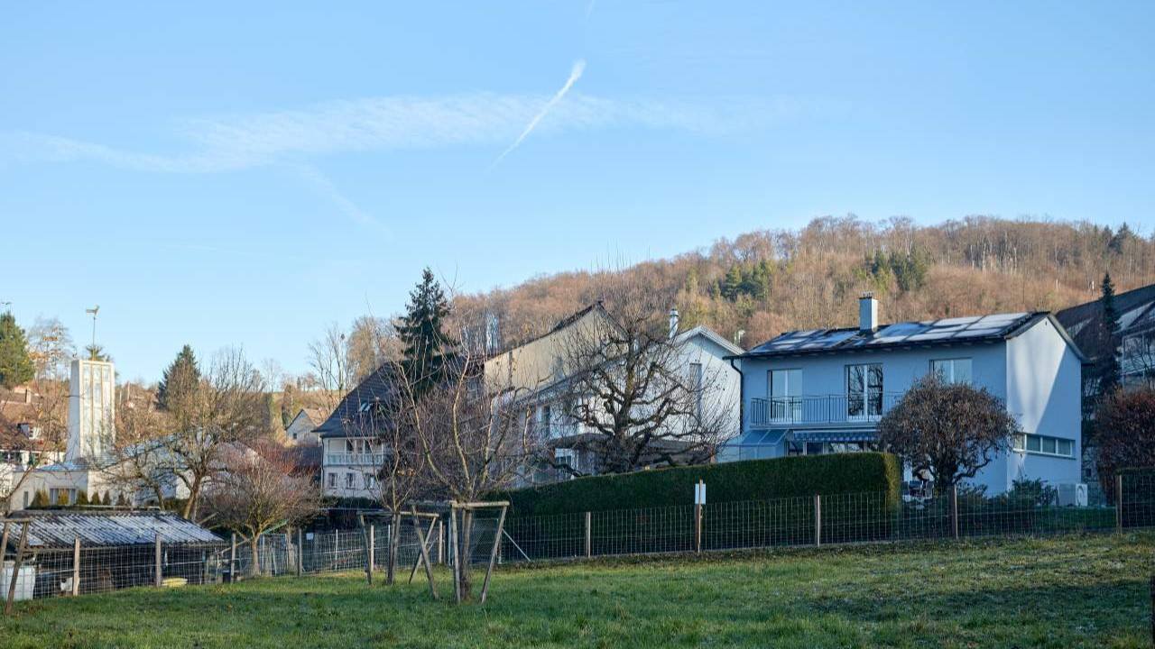 Einfamilienhaus von Herrn Geiger in Bettingen bei Basel mit Solaranlage auf dem Dach in einer ruhigen Wohngegend.