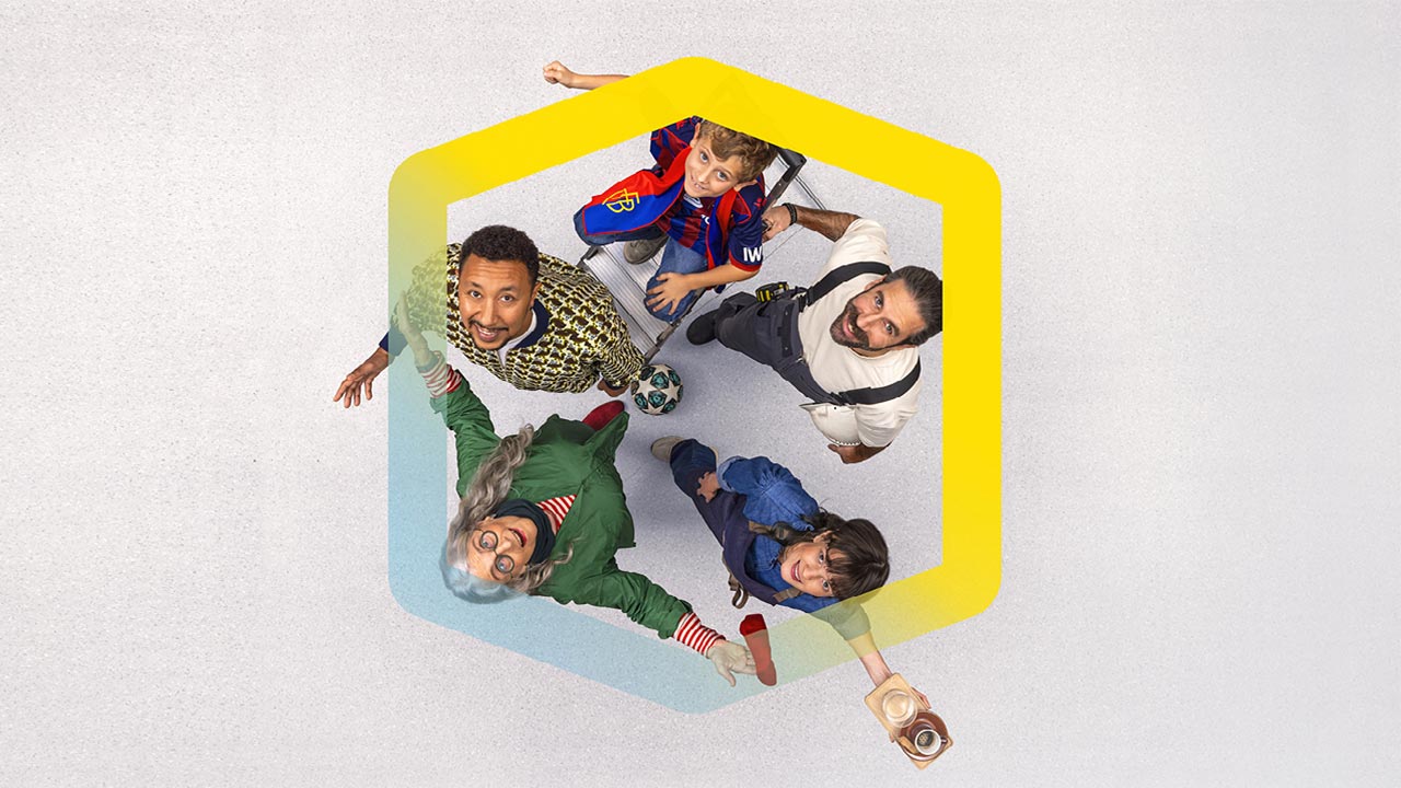 5 Menschen schauen gemeinsam nach oben, umrandet vom IWB Cube. Symbolisch für den IWB Solarpool