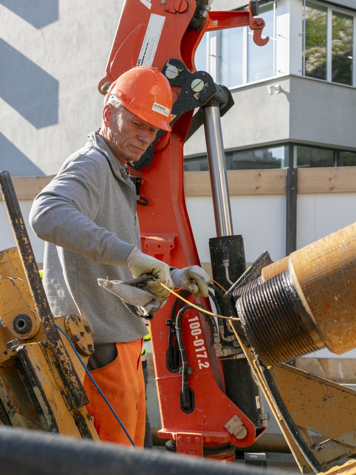 Ueli Schenk, Bohrmeister, bei der Arbeit
