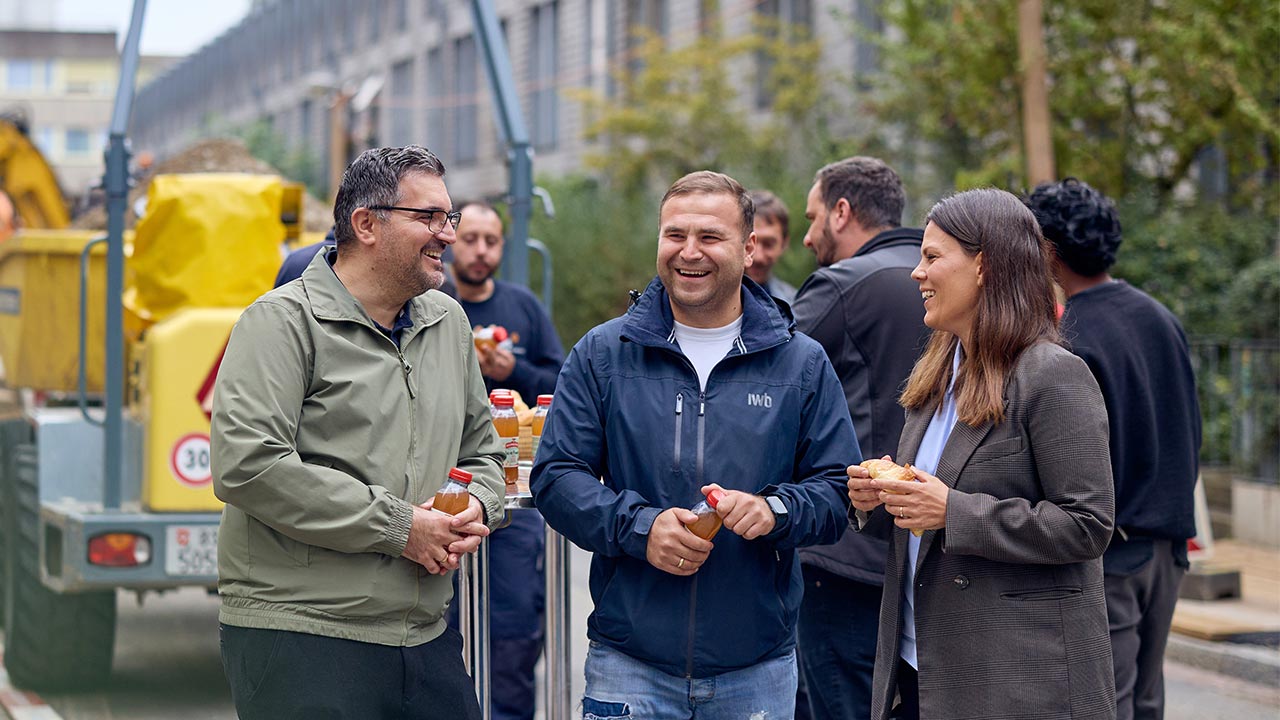 IWB Mitarbeitende auf der Fernwärmebaustelle an der Rührbergerstrasse