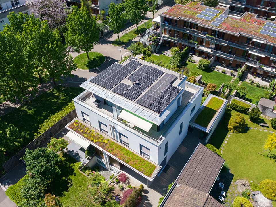 Planeco Aufdach-Solaranlage auf einem Einfamilienhaus.