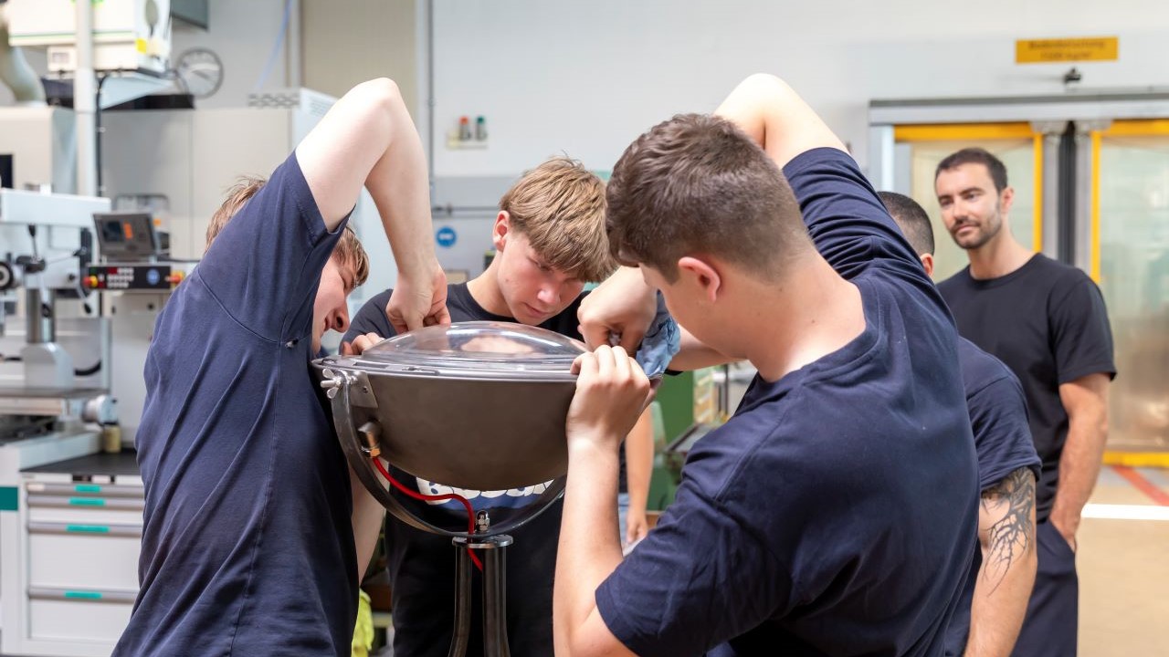 Lernende beim zusammenschrauben von den Strassenleuchten zu neuen, eleganten Stehlampen.