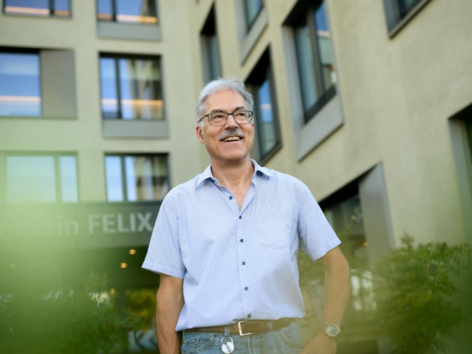 Simon Schüpbach vor dem Spital FELIX PLATTER