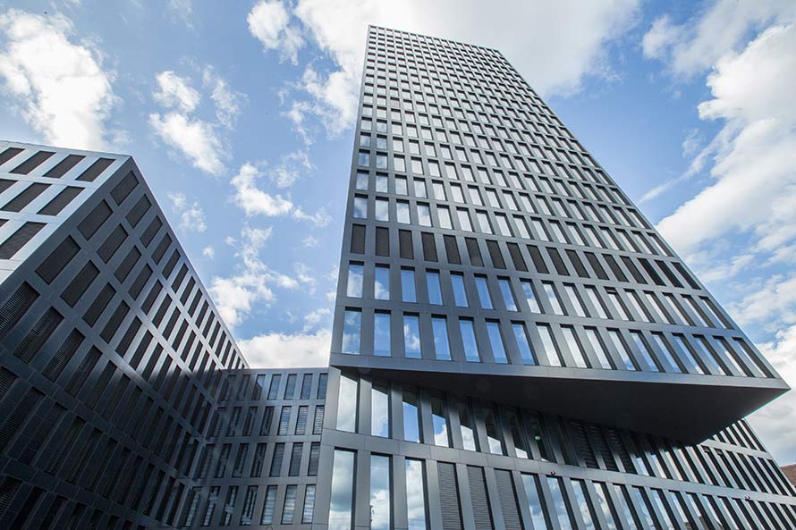 Ansicht von einem Gebäude, in deren Fassade Solarpanels integriert sind.