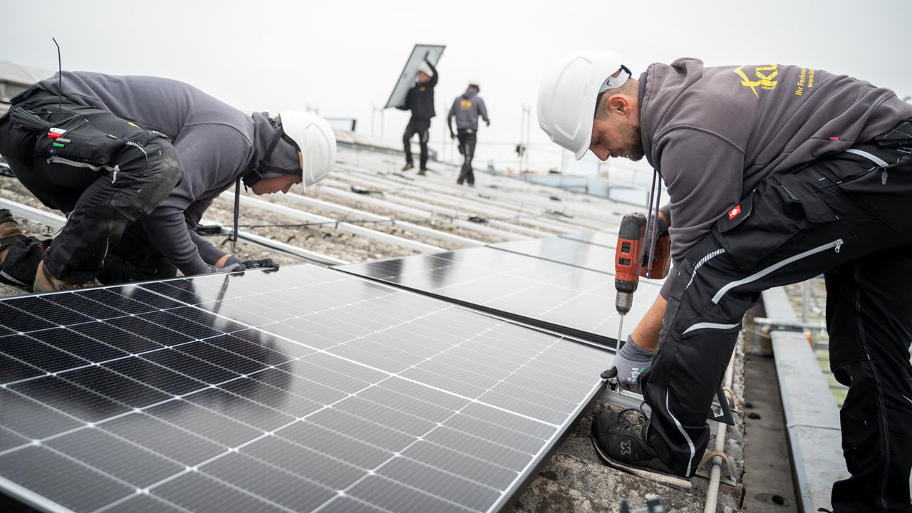 Mitarbeitende von Kunz Solartech installieren Panele einer Photovoltaikanlage
