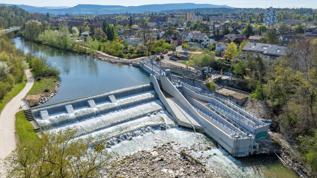 Drohnenaufnahme des Birswehrs und der neuen Fischtreppe bei einem Kleinwasserkaftwerk