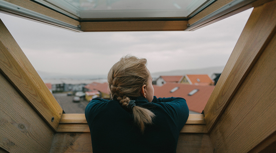 Eine Frau am Fenster