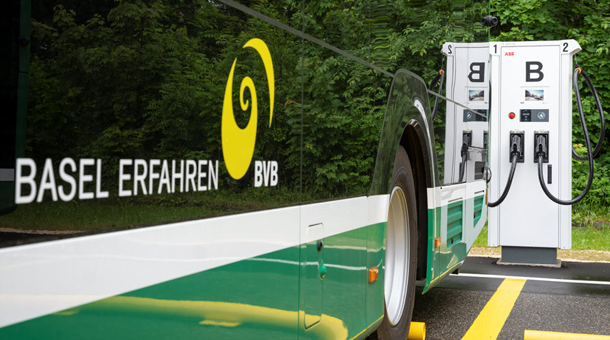Die Ladezeit  für einen leeren Bus beträgt maximal drei Stunden, dank  der Schnelllader, die IWB gemeinsam mit einer neuen Trafostation in nur zwei Monaten erstellt hat