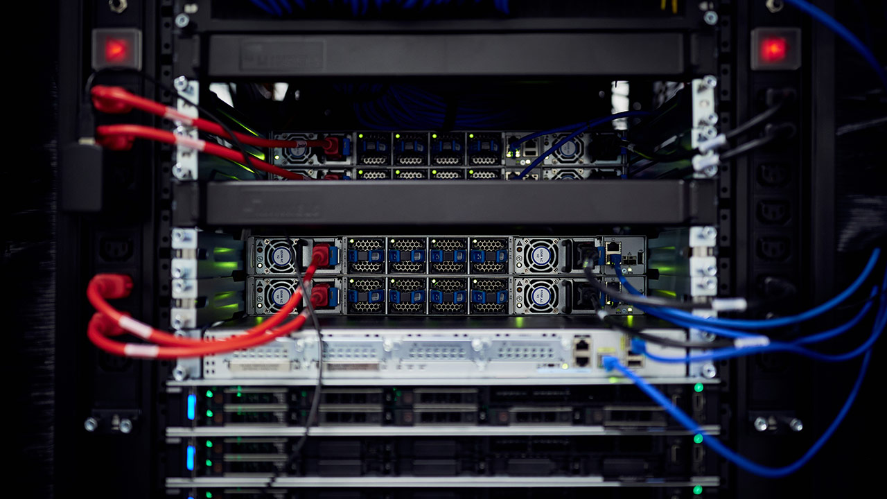 Mann im datacenter